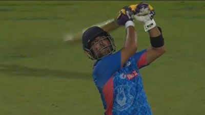 दिल्ली कैपिटल्स के खिलाड़ी ने रिंकू सिंह के साथ मिलकर उड़ाया तूफान, छक्के- चौके ठोक टीम को धमाकेदार तरीके से क्वार्टरफाइनल में दिलाई एंट्री SportsTak Hindi