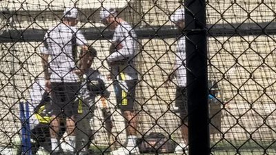 टीम इंडिया के लिए बुरी खबर, ऋषभ पंत को गाबा टेस्ट से पहले लगी चोट, एडिलेड के मैदान सिर पर लगी गेंद, सामने आया चिंता बढ़ाने वाला Video एडिलेड में इंजरी के बाद ऋषभ पंत