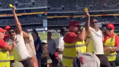 एडिलेड में गरमाया माहौल तो भारतीय फैन ने 'सैंडपेपर' से ऑस्ट्रेलिया के जख्मों पर छिड़का नमक, सिक्योरिटी गार्ड ने फिर..., VIDEO एडिलेड मैच के दौरान सैंडपेपर दिखाता भारतीय फैन