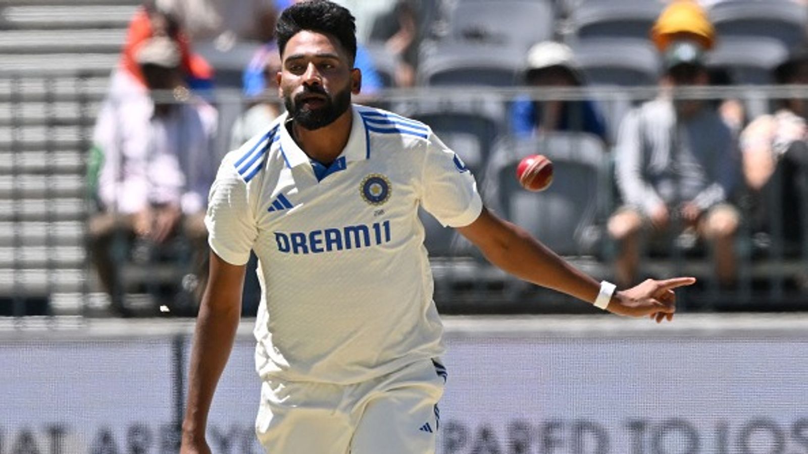 IND vs AUS: मोहम्मद सिराज ने ICC से सजा मिलने पर तोड़ी चुप्पी, दो लाइन के जवाब से ऑस्ट्रेलियाई मीडिया को किया खामोश IND vs AUS: मोहम्मद सिराज ने ICC से सजा मिलने पर तोड़ी चुप्पी, दो लाइन के जवाब से ऑस्ट्रेलियाई मीडिया को किया खामोश