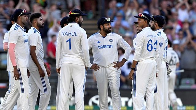 ऑस्ट्रेलिया के खिलाफ तीसरे टेस्ट में टीम इंडिया में होगा ये एक सबसे बड़ा बदलाव, कंगारुओं को धूल चटाने वाले बल्लेबाज का खुलासा एडिलेड टेस्ट में टीम से बात करते रोहित शर्मा
