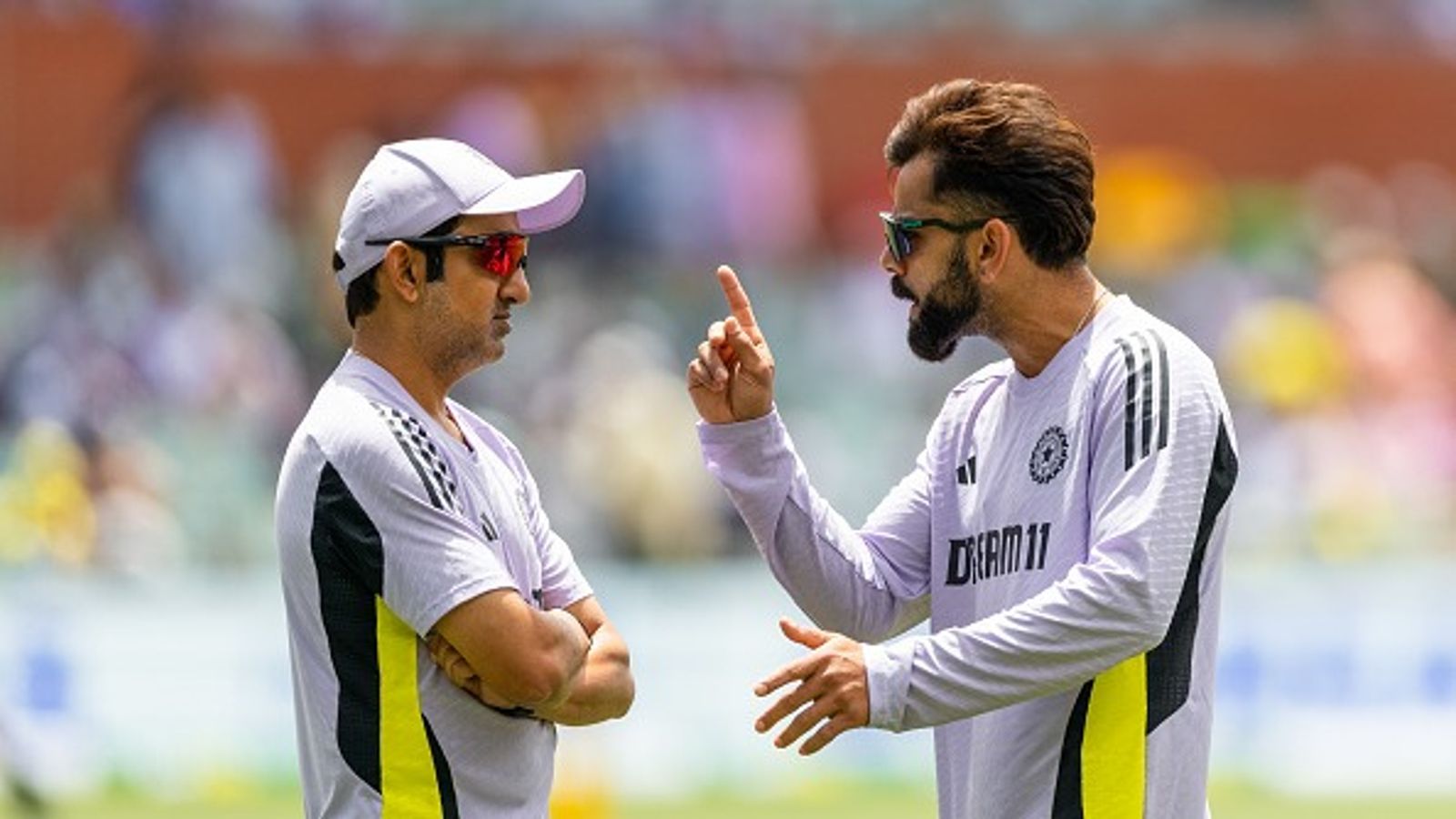 IND vs AUS: विराट कोहली ने कंगारुओं को धूल चटाने की बनाई प्लानिंग, जोश में दिखे खिलाड़ी, VIDEO वायरल IND vs AUS: विराट कोहली ने कंगारुओं को धूल चटाने की बनाई प्लानिंग, जोश में दिखे खिलाड़ी, VIDEO वायरल