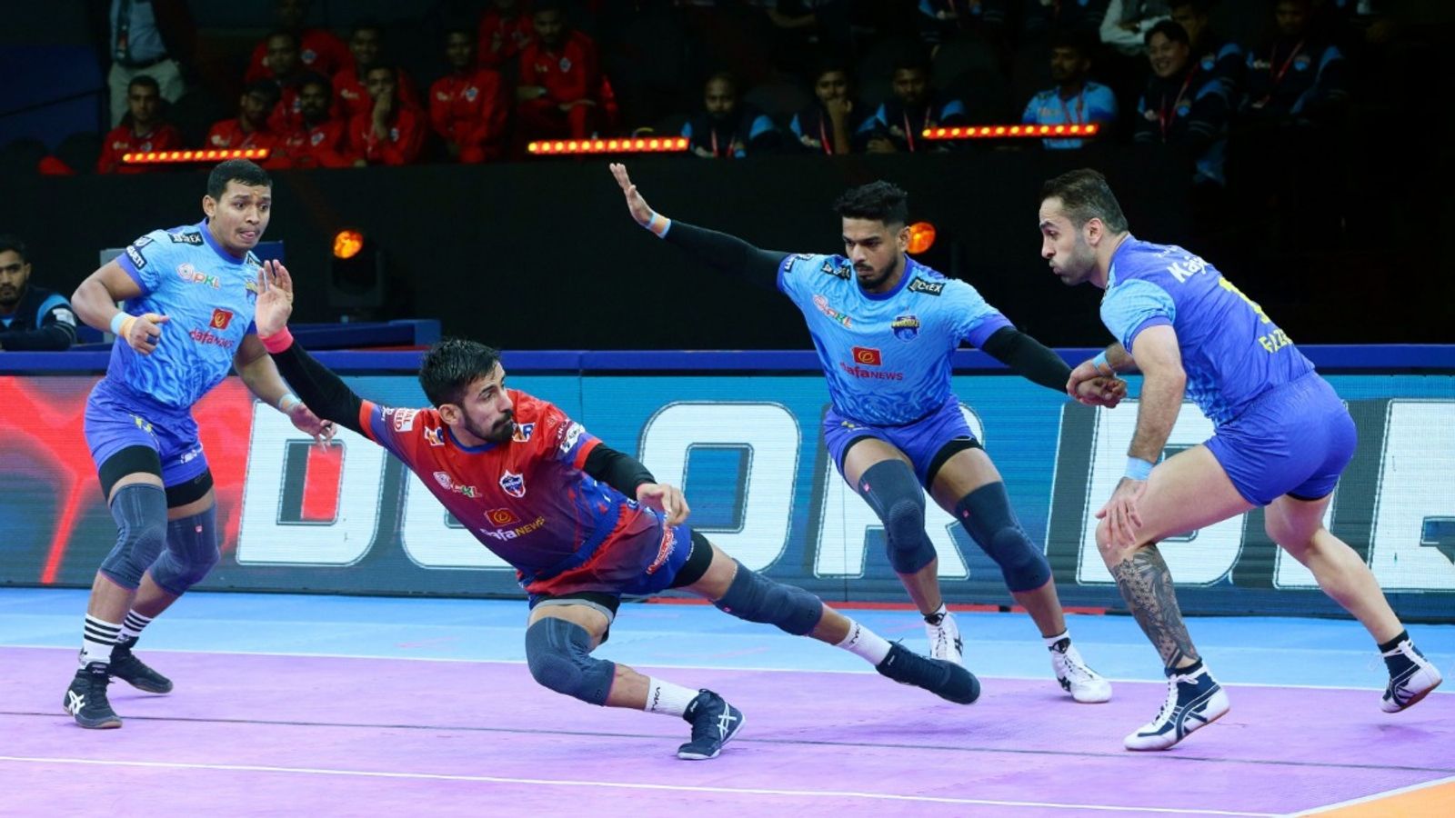 Pro Kabaddi League 11: तेलुगू टाइटंस को हराकर दूसरे पायदान पर पहुंची दिल्ली तो बंगाल और यूपी के बीच हुआ टाई Pro Kabaddi League 11: तेलुगू टाइटंस को हराकर दूसरे पायदान पर पहुंची दिल्ली तो बंगाल और यूपी के बीच हुआ टाई