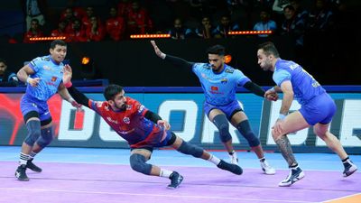 Pro Kabaddi League 11: तेलुगू टाइटंस को हराकर दूसरे पायदान पर पहुंची दिल्ली तो बंगाल और यूपी के बीच हुआ टाई SportsTak Hindi