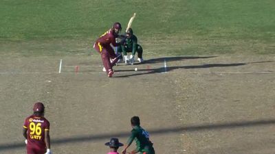 World Record : आमिर ने वनडे डेब्यू में बांग्लादेश को जमकर पीटा, तूफानी शतक से 322 रनों के लक्ष्य का बनाया खिलौना, वेस्टइंडीज के लिए दूसरी बार हुआ ऐसा बांग्लादेश के सामने शॉट खेलने के दौरान आमिर जंगू