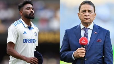 सिराज के पीछे पड़े ऑस्ट्रेलियाई फैंस, गाबा में 'बू'करके चिढ़ाया तो तमतमाए सुनील गावस्कर, कहा - दोगले लोग भौंकते... गाबा के मैदान में गेंदबाजी के दौरान सिराज और दूसरी तरफ सुनील गावस्कर