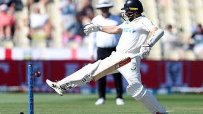 केन विलियमसन ने स्टंप्स पर मारी लात, आउट होने से बचने के चक्कर में हो गए बोल्ड, कीवी बल्लेबाज के विकेट का Video हुआ वायरल SportsTak Hindi