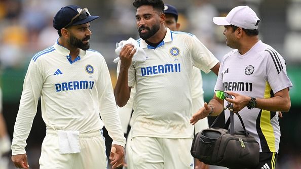 IND vs AUS : गाबा टेस्ट के बीच भारत पर आया भारी संकट! मोहम्मद सिराज 'टोटका' करने के बाद मैदान से गए बाहर, जानिए क्या है टेंशन वाली वजह? 