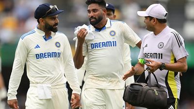 IND vs AUS : गाबा टेस्ट के बीच भारत पर आया भारी संकट! मोहम्मद सिराज 'टोटका' करने के बाद मैदान से गए बाहर, जानिए क्या है टेंशन वाली वजह?  गाबा टेस्ट के दौरान मैदान से बाहर जाते सिराज