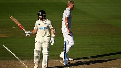 NZ vs ENG, 3rd Test: इंग्लैंड की हालत खस्ता, 10 रन के अंदर आउट हुई आधी टीम, हैमिल्टन टेस्ट में 340 रन से न्यूजीलैंड आगे SportsTak Hindi