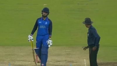 SMAT 2024: शार्दुल ठाकुर की गेंद को वाइड नहीं देने पर रजत पाटीदार भिड़े, मैदान छोड़ने से किया इनकार तो अंपायर ने माफी मांगते हुए बदला फैसला फिर ठोका छक्का SportsTak Hindi