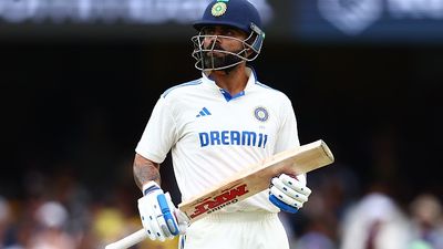 'धोनी से सीखकर कोहली को संन्यास लेना चाहिए', 5 साल से ऑफ स्टंप पर OUT होने वाले विराट को फैंस ने लताड़ा, लंदन लौटने की रखी मांग गाब में आउट होने के बाद विराट कोहली