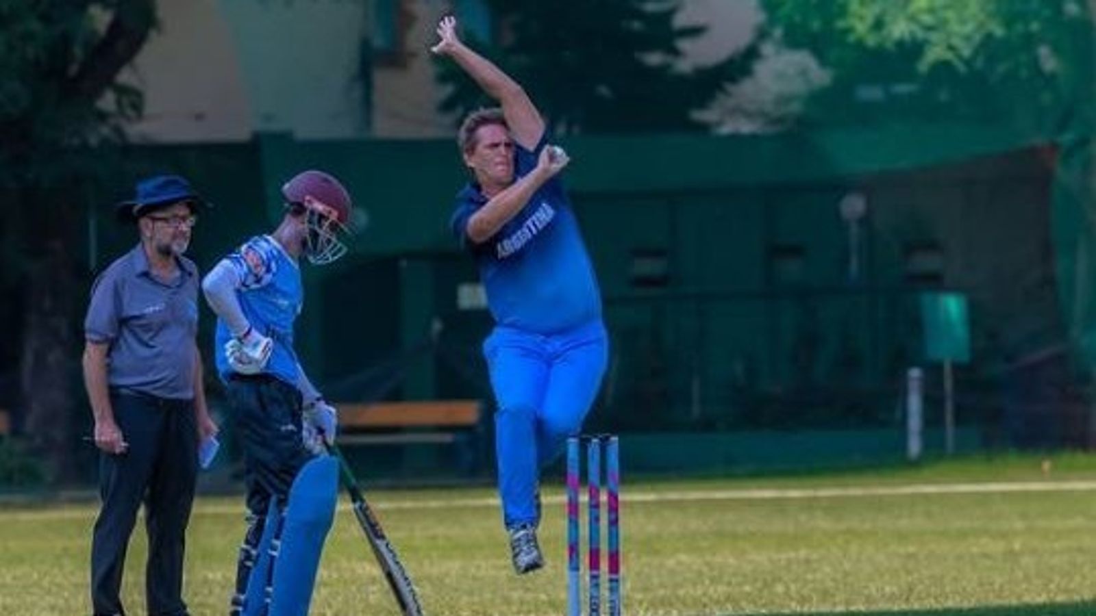 4 गेंदों में 4 विकेट लेकर इस गेंदबाज ने मचाया हड़कंप, टी20 क्रिकेट में दूसरी बार ली हैट्रिक, फिर भी हार गई टीम 4 गेंदों में 4 विकेट लेकर इस गेंदबाज ने मचाया हड़कंप, टी20 क्रिकेट में दूसरी बार ली हैट्रिक, फिर भी हार गई टीम