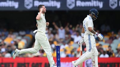 IND vs AUS : गाबा टेस्ट के बीच रोहित-विराट को बड़ी राहत! कोहली को ढेर करने वाला खूंखार गेंदबाज टेस्ट सीरीज से बाहर, जानिए क्या है पूरा मामला ? गाबा के मैदान में विराट कोहली को आउट करने के बाद जोश हेजलवुड