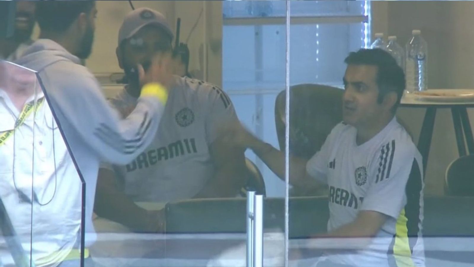 IND vs AUS: आकाश दीप-बुमराह ने फॉलोऑन बचाया तो झूम उठा टीम इंडिया का ड्रेसिंग रूम, दुखी मन से बैठे गंभीर में आया जोश, कोहली-रोहित ने खूब मचाया जश्न, देखिए Video IND vs AUS: आकाश दीप-बुमराह ने फॉलोऑन बचाया तो झूम उठा टीम इंडिया का ड्रेसिंग रूम, दुखी मन से बैठे गंभीर में आया जोश, कोहली-रोहित ने खूब मचाया जश्न, देखिए Video