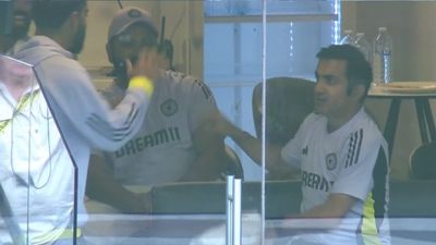 IND vs AUS: आकाश दीप-बुमराह ने फॉलोऑन बचाया तो झूम उठा टीम इंडिया का ड्रेसिंग रूम, दुखी मन से बैठे गंभीर में आया जोश, कोहली-रोहित ने खूब मचाया जश्न, देखिए Video SportsTak Hindi