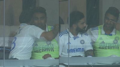 गाबा में संन्यास से पहले अकेले पड़े अश्विन, विराट कोहली को गले लगा फूट-फूटकर रोए, ड्रेसिंग रूम का Video हुआ वायरल  अश्विन और विराट कोहली