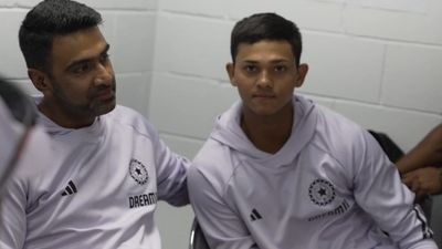 R Ashwin Retirement: आर अश्विन ने छोड़ा इंटरनेशनल क्रिकेट तो यशस्वी जायसवाल हो गए भावुक, रुंधे गले से बोले- भरोसा नहीं हो रहा, देखिए Video SportsTak Hindi