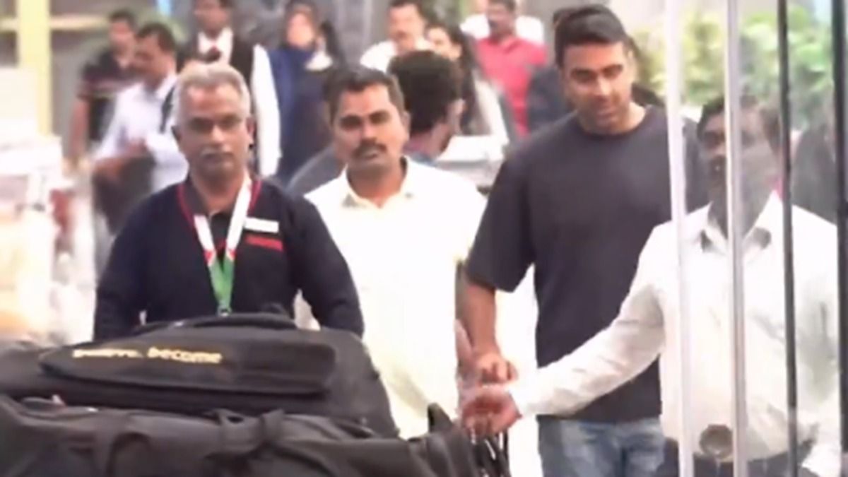 इंटरनेशनल क्रिकेट से संन्यास लेने के बाद भारत लौटे आर अश्विन, भारतीय दिग्‍गज को लेने एयरपोर्ट पहुंचा परिवार, दिल जीतने वाला Video वायरल