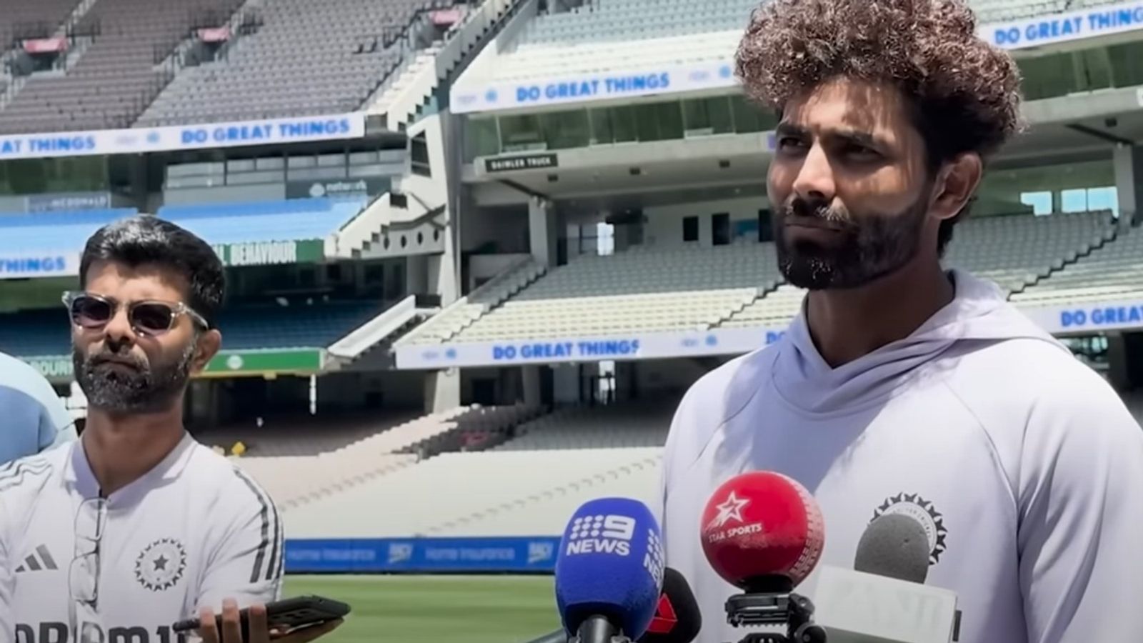 विराट कोहली के बाद रवींद्र जडेजा का ऑस्ट्रेलियन मीडिया से 'पंगा', प्रेस कांफ्रेंस के दौरान हुआ हंगामा, VIDEO से जानें क्या है मामला ? विराट कोहली के बाद रवींद्र जडेजा का ऑस्ट्रेलियन मीडिया से 'पंगा', प्रेस कांफ्रेंस के दौरान हुआ हंगामा, VIDEO से जानें क्या है मामला ?