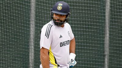 Indian Team Practice: रोहित शर्मा को नेट प्रैक्टिस के दौरान दर्शक ने छेड़ा, कहा- रोहित सिक्स मार, भारतीय कप्तान ने इस तरह कर दी बोलती बंद SportsTak Hindi
