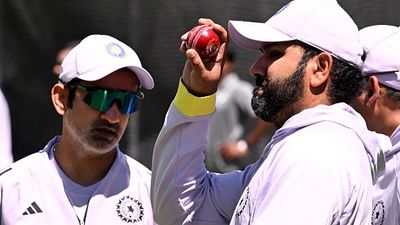 BGT: कहां से लाऊं? रोहित शर्मा को नेट सेशन में महिला फैन ने किया तंग, इस बल्लेबाज को लेकर बार- बार पूछे सवाल SportsTak Hindi