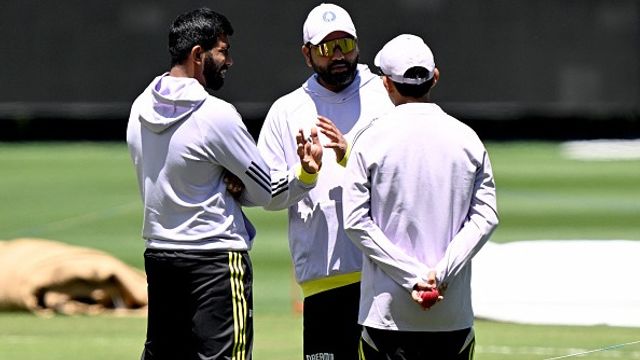 IND vs AUS : पाकिस्तानी तेज गेंदबाज के आने से क्या बॉक्सिंग डे टेस्ट जीतेगी टीम इंडिया? भारत के नेट्स सेशन में हुआ गजब का खेल, देखें VIDEO गौतम गंभीर के साथ बात करते रोहित शर्मा और जसप्रीत बुमराह
