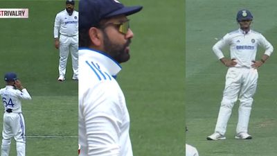 'गली क्रिकेट खेल रहा है क्या', टीम इंडिया के कप्तान रोहित शर्मा ने मेलबर्न के मैदान में यशस्वी को लगाई डांट, कहा - बैठे रहना जब तक...VIDEO  रोहित शर्मा ओर यशस्वी जायसवाल