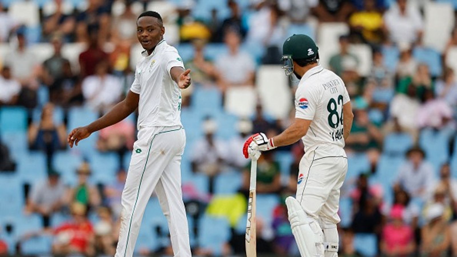 पाकिस्तानी बल्लेबाज की बिगड़ी जुबान, कगिसो रबाडा को दी गाली, विकेटकीपर से भी भिड़ा, फिर जो हुआ उसपर अब फैंस लगा रहे हैं ठहाके पाकिस्तानी बल्लेबाज की बिगड़ी जुबान, कगिसो रबाडा को दी गाली, विकेटकीपर से भी भिड़ा, फिर जो हुआ उसपर अब फैंस लगा रहे हैं ठहाके