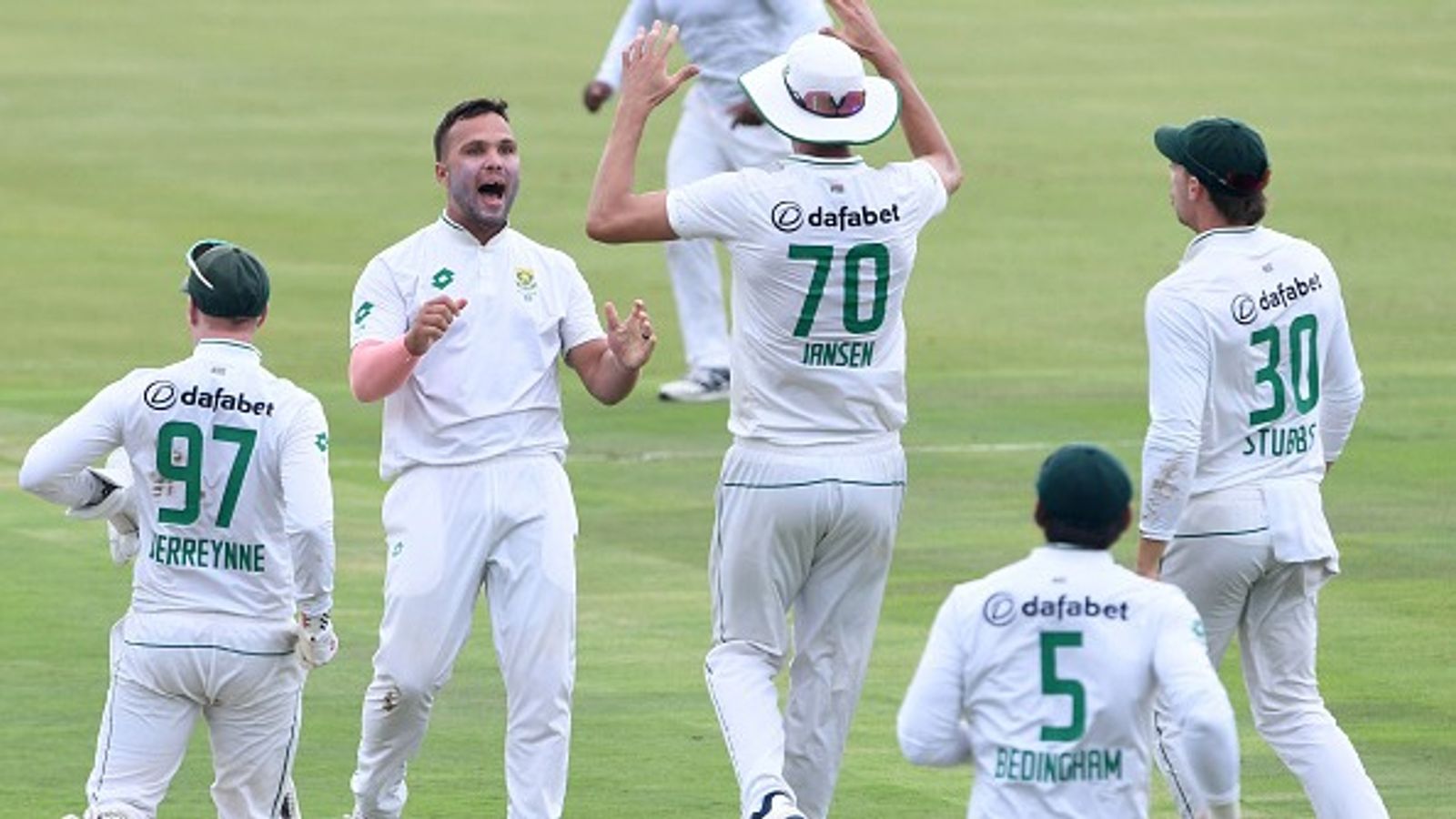 SA vs PAK: पहले दिन गिरे कुल 13 विकेट, डेन-कॉर्बिन ने पाकिस्तानी बैटर्स के उड़ाए होश, 211 रन पर ढेर हुई पूरी टीम, साउथ अफ्रीका 129 रन पीछे SA vs PAK: पहले दिन गिरे कुल 13 विकेट, डेन-कॉर्बिन ने पाकिस्तानी बैटर्स के उड़ाए होश, 211 रन पर ढेर हुई पूरी टीम, साउथ अफ्रीका 129 रन पीछे