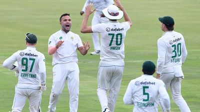 SA vs PAK: पहले दिन गिरे कुल 13 विकेट, डेन-कॉर्बिन ने पाकिस्तानी बैटर्स के उड़ाए होश, 211 रन पर ढेर हुई पूरी टीम, साउथ अफ्रीका 129 रन पीछे SportsTak Hindi