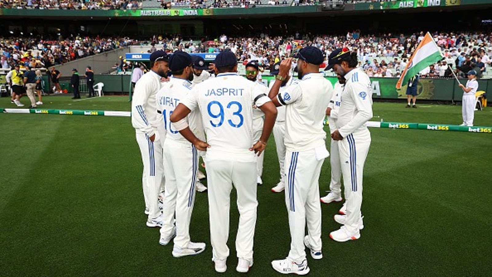 IND vs AUS : मेलबर्न टेस्ट मैच के दूसरे दिन टीम इंडिया के खिलाड़ियों ने क्यों बांधी आर्म में काली पट्टी , बड़ी वजह आई सामने  IND vs AUS : मेलबर्न टेस्ट मैच के दूसरे दिन टीम इंडिया के खिलाड़ियों ने क्यों बांधी आर्म में काली पट्टी , बड़ी वजह आई सामने