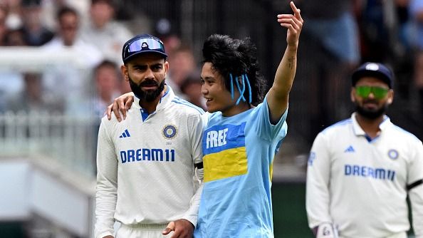 IND vs AUS : मेलबर्न के मैदान में सुरक्षा घेरा तोड़कर घुसा फैन, रोहित शर्मा को चकमा देकर विराट कोहली के कंधे पर रखा हाथ और फिर... VIDEO आया सामने  मेलबर्न के मैदाम में कोहली से मिलने आया फैन