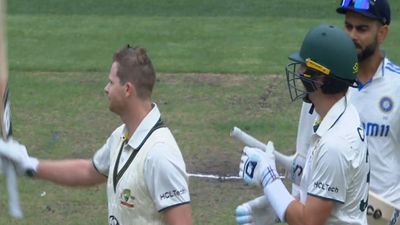 IND vs AUS : विराट कोहली के सजा मिलते ही बदल गए तेवर, मेलबर्न के स्टीव स्मिथ के साथ उनकी इस हरकत ने फैंस का दिल जीत लिया,  देखें VIDEO स्टीव स्मिथ और विराट कोहली