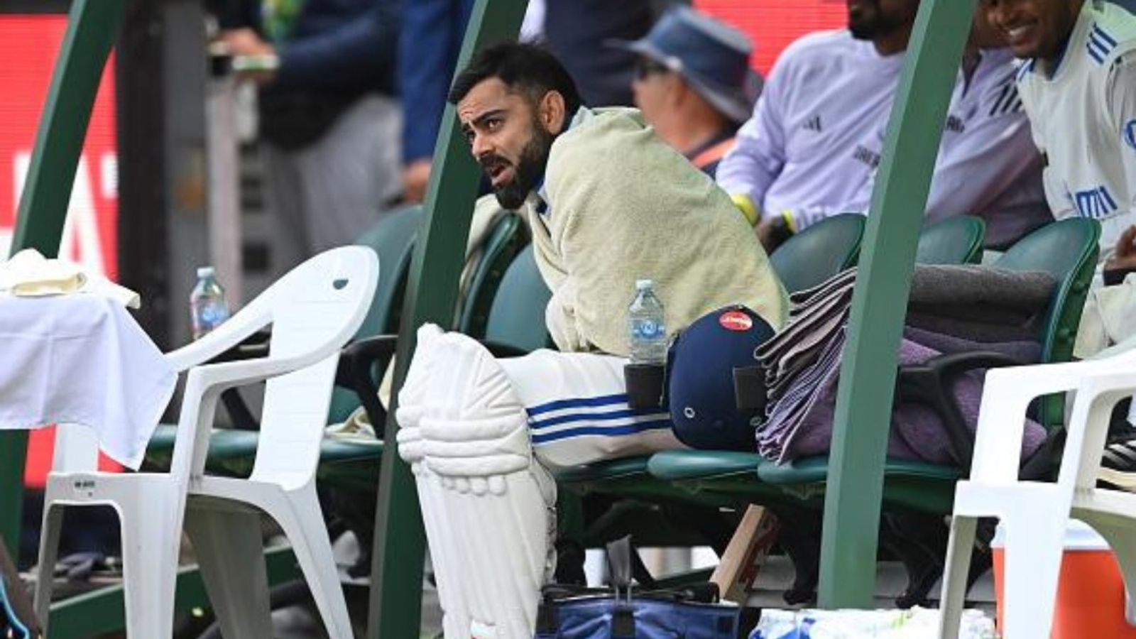 विराट कोहली को ऑस्ट्रेलिया के इस अपराध ने बैन होने से बचाया, जानिए कैसे सैम कोंस्टस से कंधा टकराने के बाद भी मिली मामूली सजा विराट कोहली को ऑस्ट्रेलिया के इस अपराध ने बैन होने से बचाया, जानिए कैसे सैम कोंस्टस से कंधा टकराने के बाद भी मिली मामूली सजा