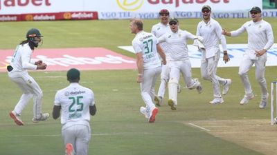 SA vs PAK: कॉर्बिन बॉश ने डेब्यू में गेंद के बाद बल्ले से रचा इतिहास, पाकिस्तान को नचाया, साउथ अफ्रीका बॉक्सिंग डे टेस्ट में मजबूत SportsTak Hindi