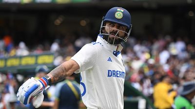 विराट कोहली के दिमाग में...मेलबर्न टेस्ट के बीच मैदान पर मौजूद ऑस्ट्रेलियाई दिग्गज का बड़ा बयान, कहा- उसपर माइक्रस्कोप लगाने की जरूरत SportsTak Hindi