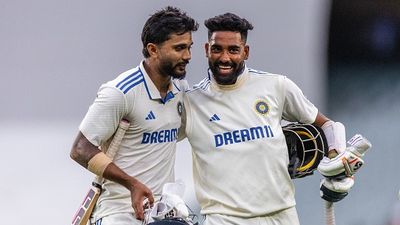 'मियां भाई ऑफ पर खड़े रहना', 99 पर नीतीश रेड्डी ने सिराज को क्या दिया था 'जादुई' मंत्र, अब हुआ खुलासा, कहा - बाहर वाली बॉल...VIDEO नीतीश रेड्डी और सिराज
