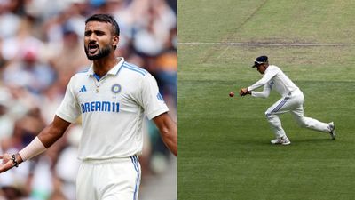 Melbourne Test: आकाश दीप ने बीच मैच में यशस्वी जायसवाल को दी गाली, लड्डू सा कैच टपकाया, रोहित शर्मा भी हुए गुस्सा, VIDEO SportsTak Hindi