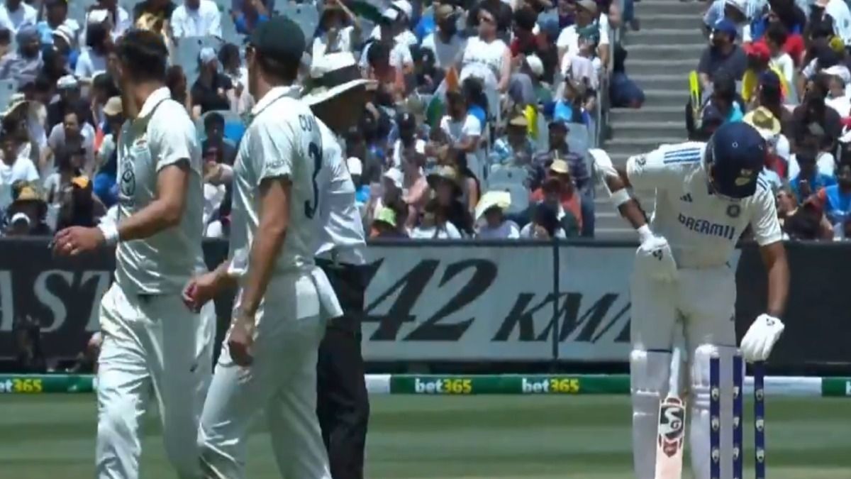 IND vs AUS, Video : 'टोटके पर विश्वास करते हो?', Live मैच में बेल्स बदलकर स्टार्क ने यशस्वी जायसवाल को छेड़ा, मिला ऐसा जवाब कि गेंदबाज की बोलती हुई बंद