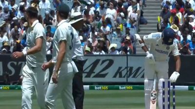 IND vs AUS, Video : 'टोटके पर विश्वास करते हो?', Live मैच में बेल्स बदलकर स्टार्क ने यशस्वी जायसवाल को छेड़ा, मिला ऐसा जवाब कि गेंदबाज की बोलती हुई बंद यशस्वी जायसवाल और मिचेल स्टार्क