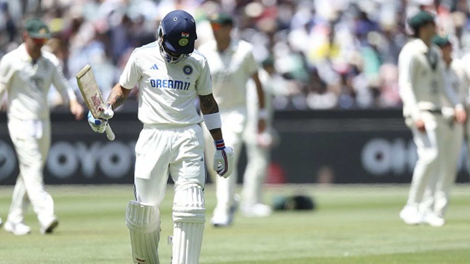 कोहली अपनी गलतियों से नहीं सीख रहे हैं, उन्होंने खुद को...एक ही अंदाज में बार- बार आउट होने वाले विराट पर फूटा पूर्व क्रिकेटर का गुस्सा आउट होने के बाद मैदान से बाहर जाते विराट कोहली