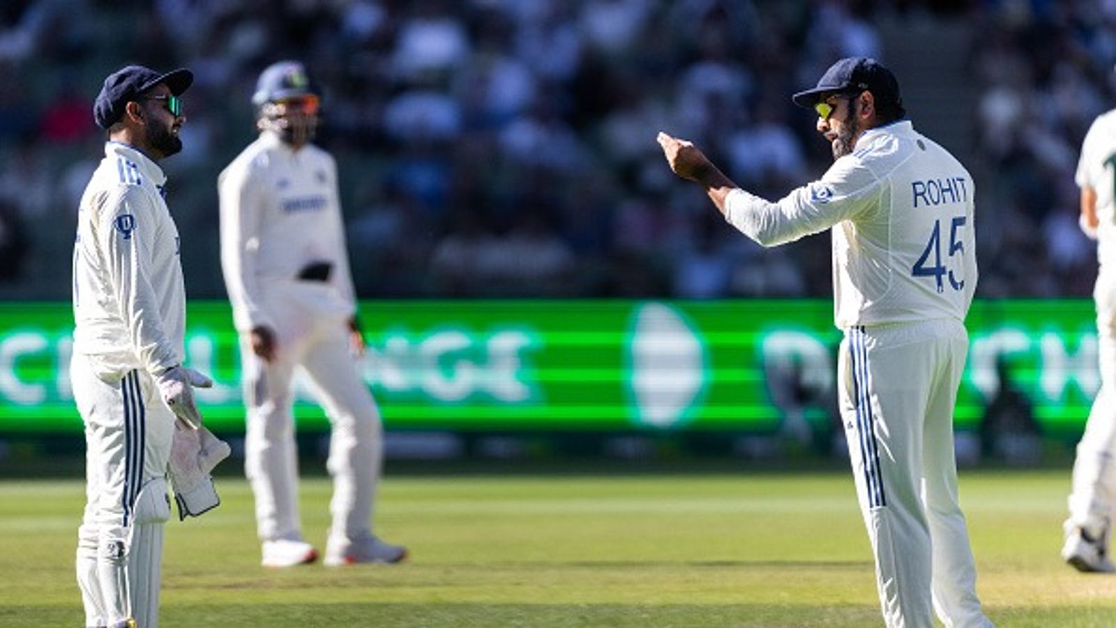 रोहित शर्मा का मैच के बाद ऋषभ पंत पर फूटा गुस्सा, शॉट सेलेक्शन पर दिया बड़ा बयान, कहा- उसे समझना होगा.... ऋषभ पंत को मैच के बीच डांटते रोहित शर्मा