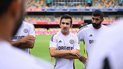गौतम गंभीर ने इन खिलाड़ियों को दी टीम इंडिया से बाहर निकालने की धमकी! सिडनी टेस्ट से पहले आई सनसनी मचाने वाली खबर SportsTak Hindi