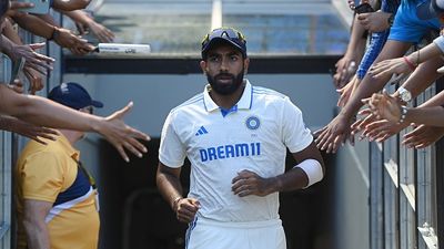 IND vs AUS : टीम इंडिया के ड्रेसिंग रूम में 3-4 दिन से क्या चल रहा है? जसप्रीत बुमराह ने दिया चौकाने वाला बयान India's pace spearhead Jasprit Bumrah in frame