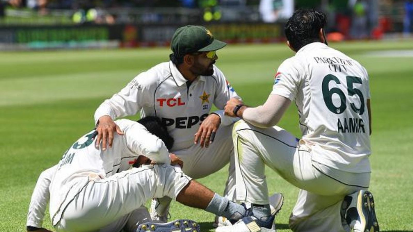 SA vs PAK: पाकिस्तान को जोर का झटका, स्टार खिलाड़ी फील्डिंग करते हुए बुरी तरह घायल, दर्द के चलते निकले आंसू, स्ट्रेचर पर ले जाया गया अस्पताल SA vs PAK: पाकिस्तान को जोर का झटका, स्टार खिलाड़ी फील्डिंग करते हुए बुरी तरह घायल, दर्द के चलते निकले आंसू, स्ट्रेचर पर ले जाया गया अस्पताल