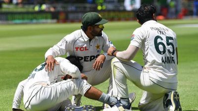 SA vs PAK: पाकिस्तान को जोर का झटका, स्टार खिलाड़ी फील्डिंग करते हुए बुरी तरह घायल, दर्द के चलते निकले आंसू, स्ट्रेचर पर ले जाया गया अस्पताल SportsTak Hindi