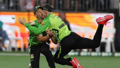 BBL: ऑस्ट्रेलियाई खिलाड़ियों में कैच लेने की कोशिश में भीषण टक्कर, एक की नाक पर चोट लगी, दूसरा बेहोश, एंबुलेंस से ले जाया अस्पताल, देखिए Video SportsTak Hindi