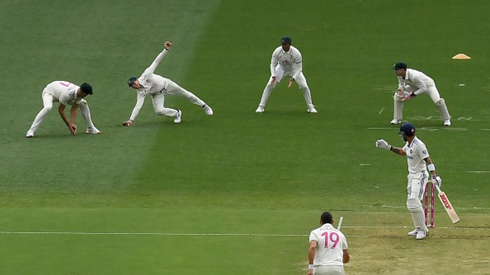 सिडनी टेस्ट में विराट कोहली ने मैदान पर ऐसा क्या किया कि रोहित शर्मा ने तुरंत छोड़ दी अपनी कुर्सी, वायरल हुई फोटो सिडनी टेस्ट में विराट कोहली ने मैदान पर ऐसा क्या किया कि रोहित शर्मा ने तुरंत छोड़ दी अपनी कुर्सी, वायरल हुई फोटो