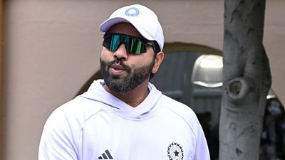 'खुद से आगे टीम को रखता है', रोहित शर्मा के सिडनी टेस्ट से बाहर रहने पर भावुक हुआ बॉलीवुड सुपरस्टार, आलोचकों को लताड़ा, कहा- खुद से पूछो कि... Rohit Sharma